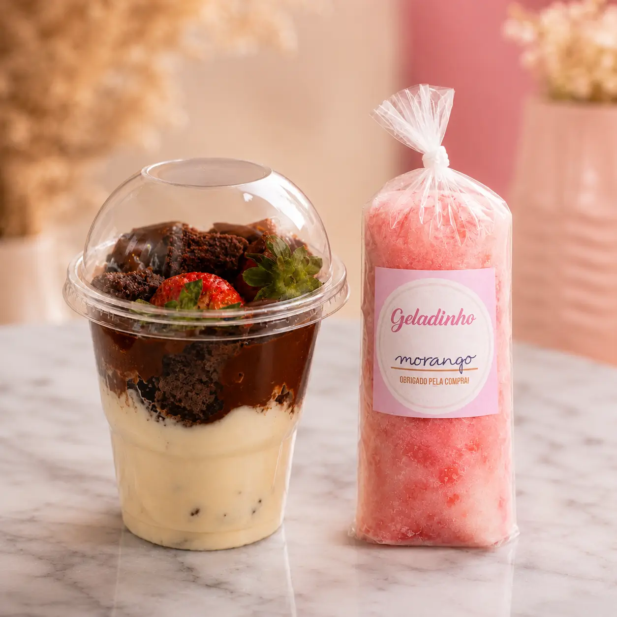 Combo Mimo Pessoal Delícias da Shi com um copo da felicidade e um gelinho gourmet de morango